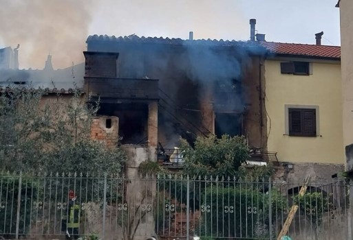 Giffoni Valle Piana, casa in fiamme: salvato anziano