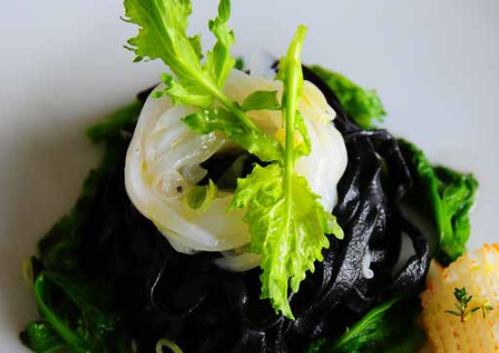 Tagliolini al nero con broccoli e seppia