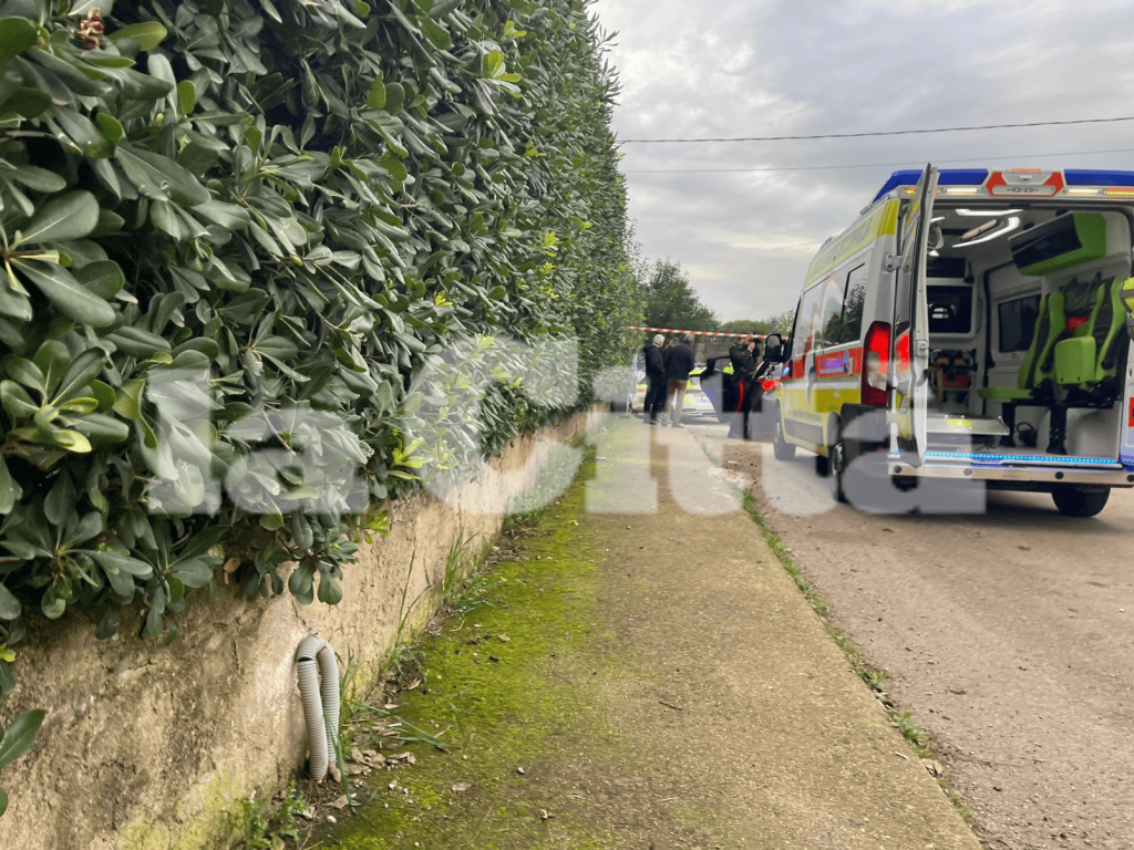 Battipaglia, ex carabiniere si spara in auto