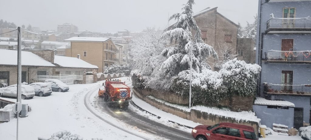 Nevicate sul Vallo di Diano, in azione i mezzi spazzaneve