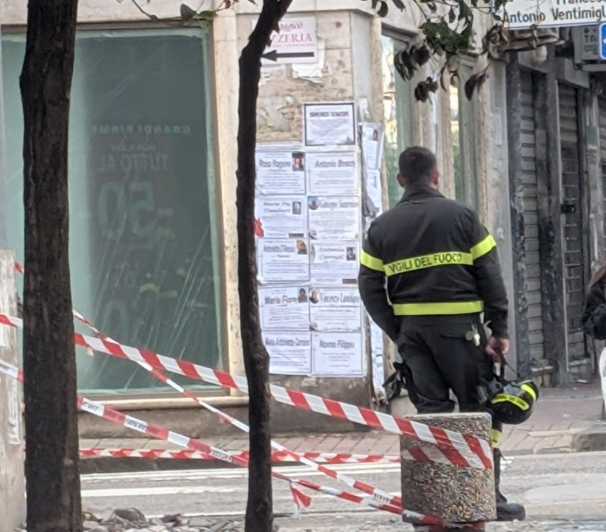 Cadono calcinacci da un palazzo a Salerno