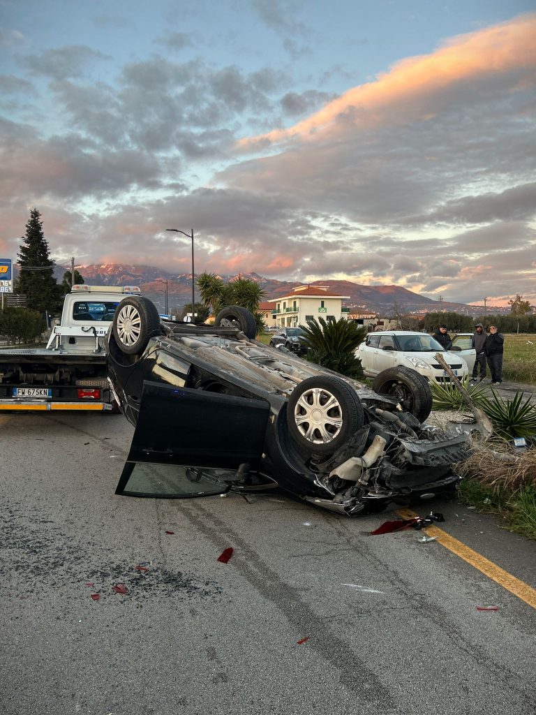 Campagna, auto si ribalta all’uscita dell’A2