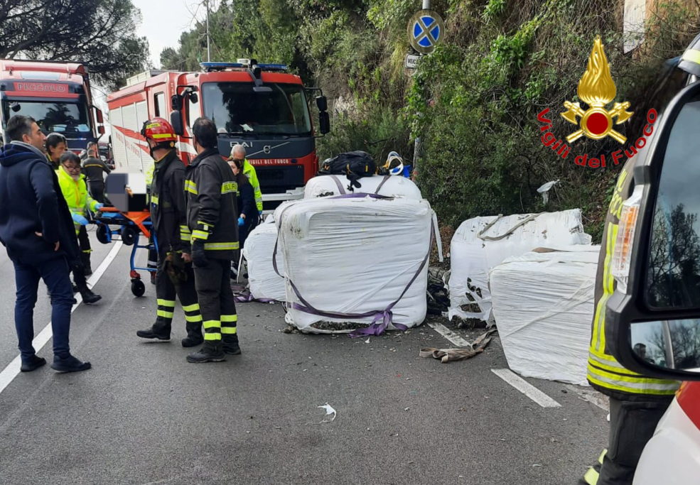 Salerno, ciclisti travolti dalle ecoballe: un morto