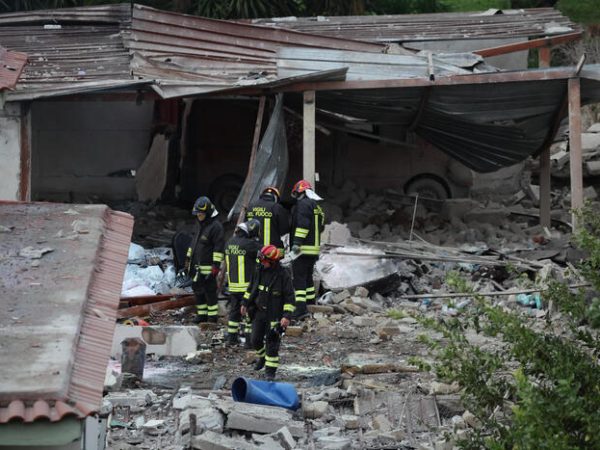 Vigili del fuoco e inquirenti al lavoro sul luogo dell'esplosione a Ercolano, 18 novembre 2024.
E' definitivo il bilancio di tre vittime per l'esplosione di un ingente quantitativo di fuochi d'artificio verificatosi alla periferia di Ercolano: al momento, si apprende dai carabinieri, non risultano altri dispersi. Dai primi accertamenti è emerso che il luogo dove c'è stato lo scoppio era un'abitazione adibita a deposito abusivo di fuochi d'artificio. 
ANSA/CESARE ABBATE