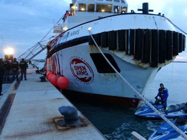 arrivo-migranti-salerno-FB-766x400